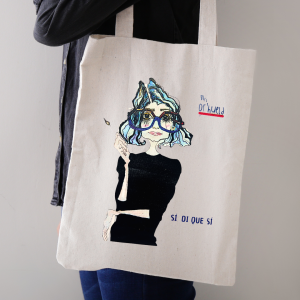 Tote bag de algodón orgánico con ilustración exclusiva y mensaje “Sí, di que sí” sobre fondo rosa – diseño sostenible de Mr. Orihuela.