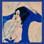 Mujer en sofá azul