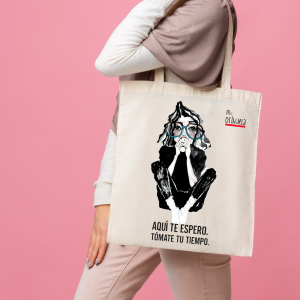 Bolsa de tela beige con ilustración artística y mensaje “Aquí te espero. Tómate tu tiempo” de Mrs. Orihuela.