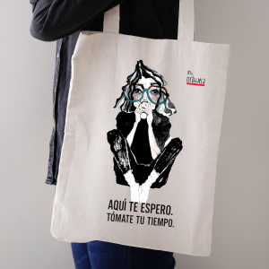 Tote bag de algodón orgánico con ilustración exclusiva y mensaje “Aquí te espero. Tómate tu tiempo” – diseño sostenible de Mr. Orihuela.